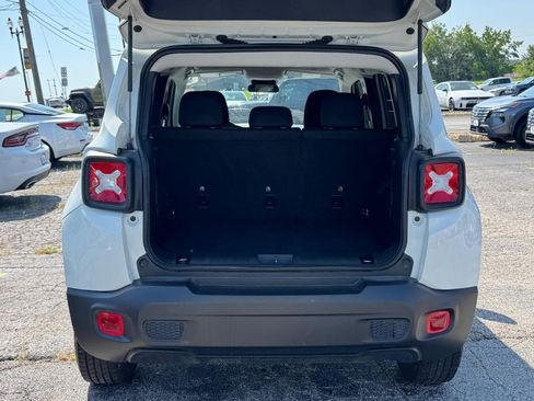 Used 2023 Jeep Renegade Latitude AWD/4WD image 6