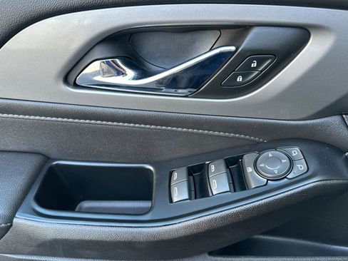 Used 2023 Chevrolet Traverse LT image 12