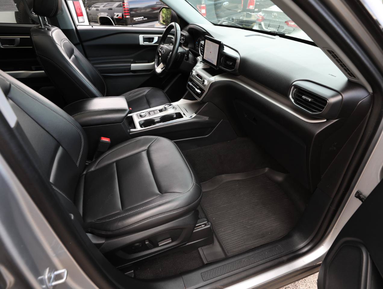 Used 2021 Ford Explorer XLT w/ Equipment Group 202A AWD/4WD image 13