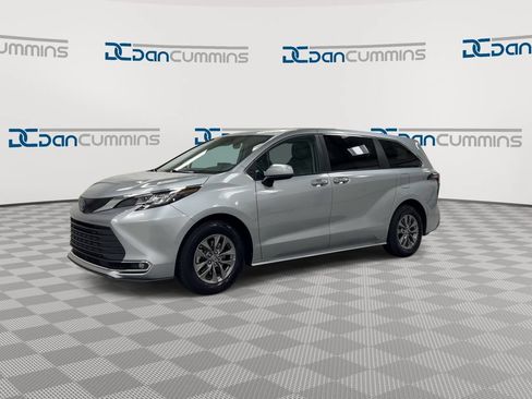 Used 2023 Toyota Sienna XLE AWD/4WD image 4