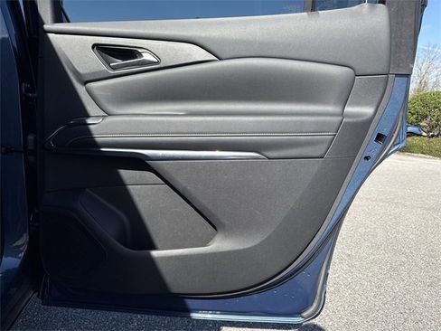 Used 2025 Chevrolet Traverse LT image 34