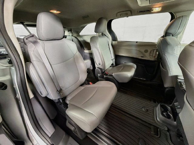 Used 2022 Toyota Sienna XLE w/ XLE Plus Package FWD image 38