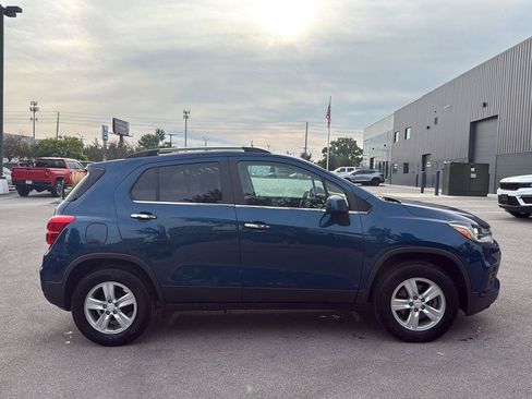 Used 2020 Chevrolet Trax LT w/ LT Convenience Package FWD image 2