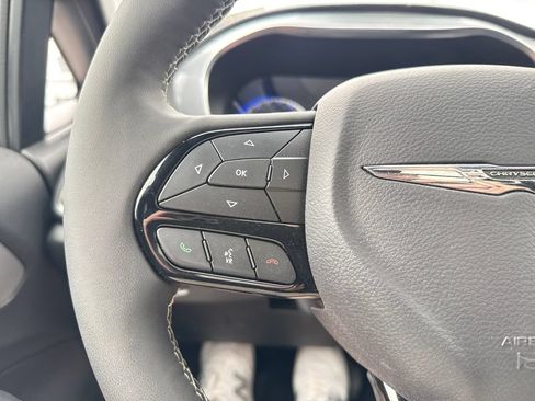 Used 2026 Chrysler Pacifica Limited w/ S Appearance Package FWD image 16