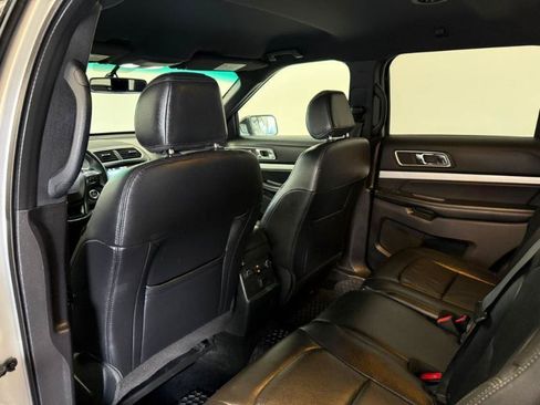 Used 2017 Ford Explorer XLT w/ Equipment Group 202A FWD image 22
