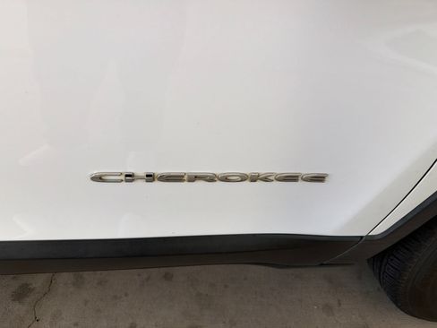 Used 2017 Jeep Cherokee Sport AWD/4WD image 23