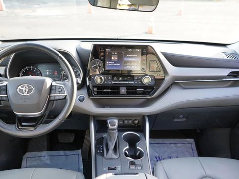 Used 2020 Toyota Highlander XLE FWD image 15
