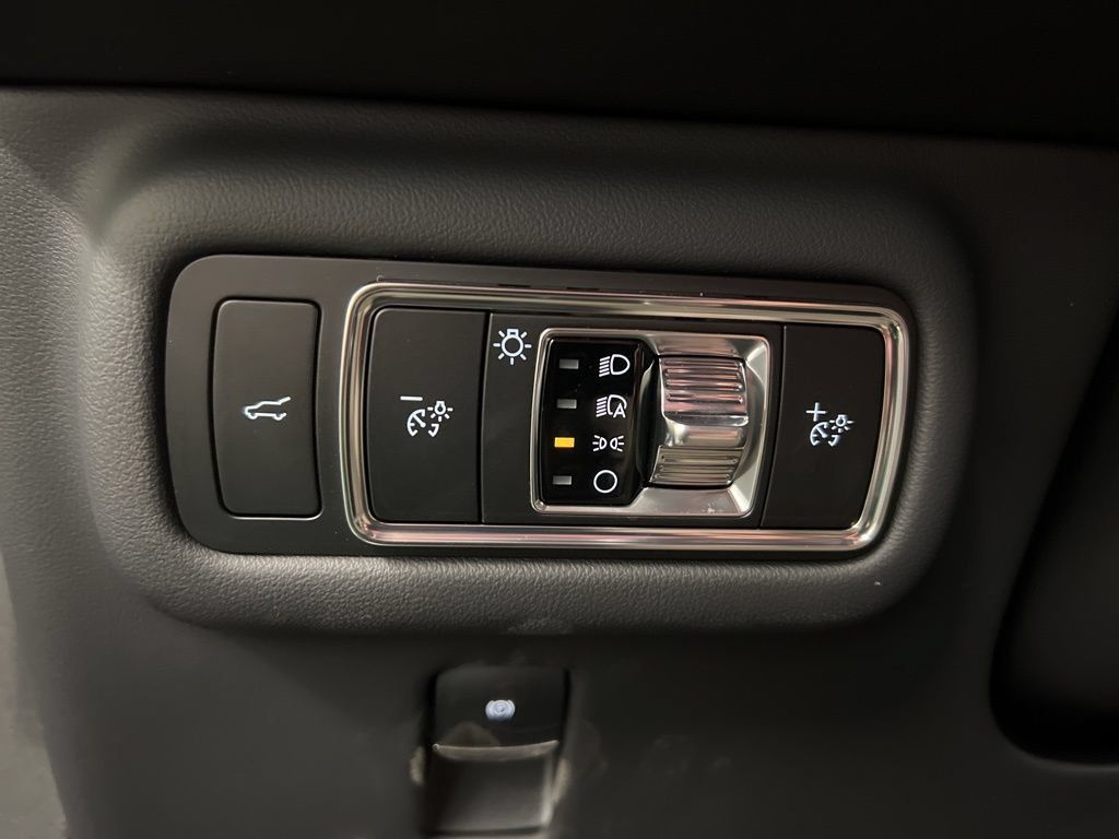 Used 2026 Lincoln Nautilus Premier AWD/4WD image 25