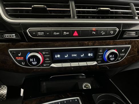 Used 2017 Audi Q7 3.0T Prestige image 24