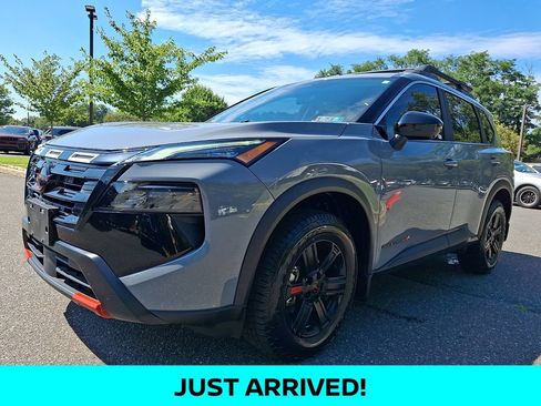 Used 2025 Nissan Rogue SV AWD/4WD image 3