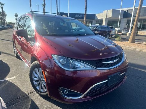 Used 2019 Chrysler Pacifica Touring-L FWD image 3