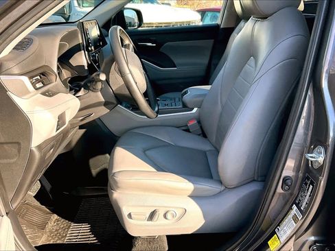 Certified 2022 Toyota Highlander XLE image 8