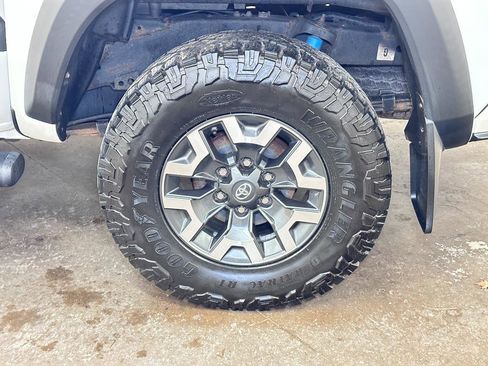 Used 2019 Toyota Tacoma TRD Off-Road image 48