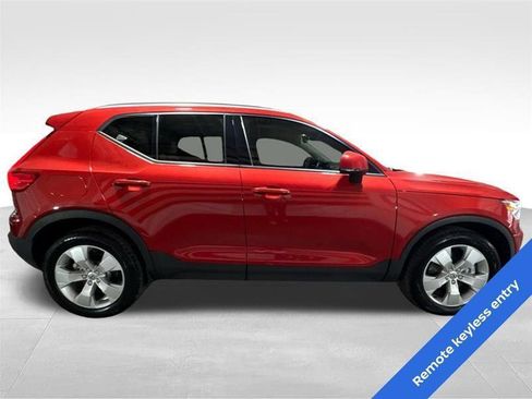 Used 2021 Volvo XC40 T5 Momentum image 4