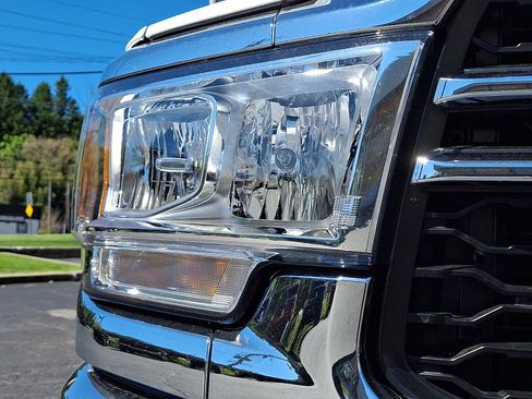 Used 2024 RAM 3500 Tradesman w/ Chrome Appearance Group AWD/4WD image 9