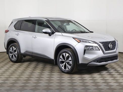 Used 2021 Nissan Rogue SV image 2