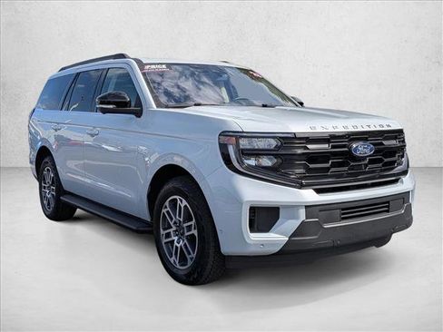 Certified 2025 Ford Expedition Active AWD/4WD image 3