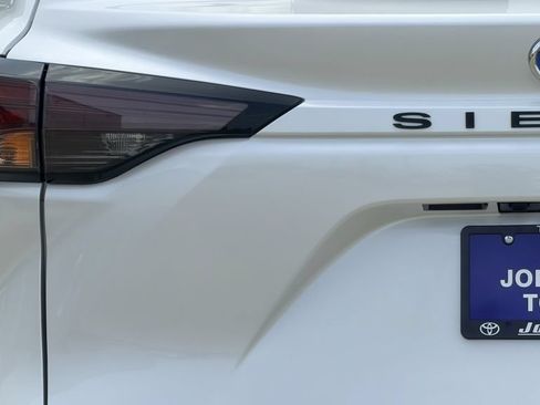 Used 2023 Toyota Sienna XLE FWD image 9