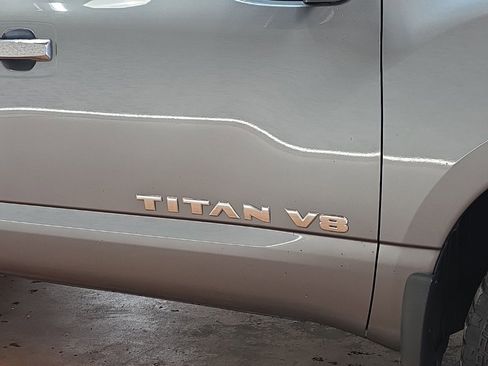 Used 2018 Nissan Titan SV image 9
