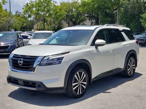 Certified 2024 Nissan Pathfinder Platinum FWD image 10