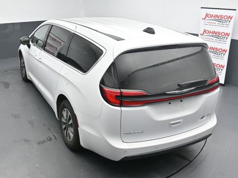 Used 2024 Chrysler Pacifica Limited FWD image 14