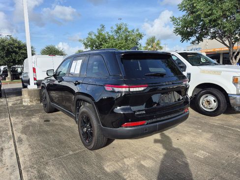 Used 2025 Jeep Grand Cherokee Altitude RWD image 4