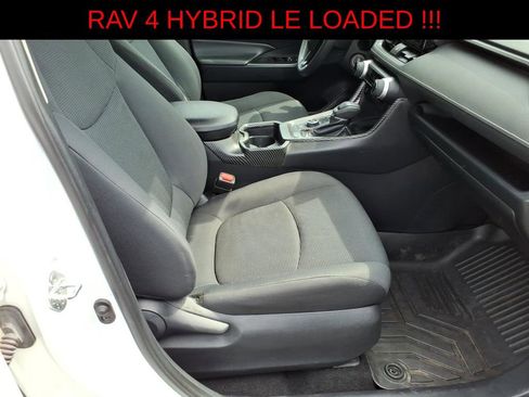 Used 2019 Toyota RAV4 LE w/ Carpet Mat Package AWD/4WD image 8