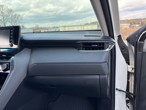 Used 2022 Toyota Venza LE image 38