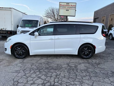 Used 2018 Chrysler Pacifica Touring-L Plus image 9