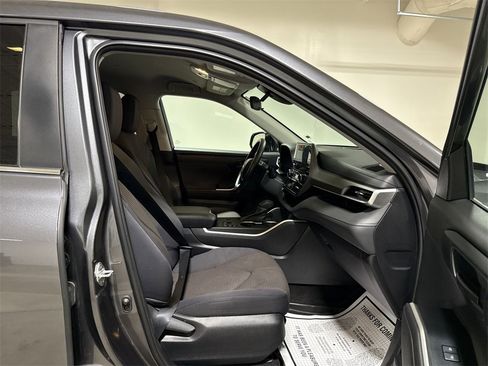Used 2023 Toyota Highlander L image 21