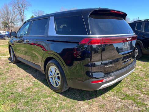 Used 2024 Kia Carnival LX image 3