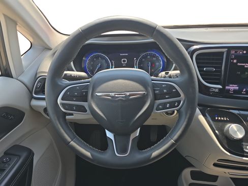 Used 2022 Chrysler Pacifica Touring-L FWD image 13
