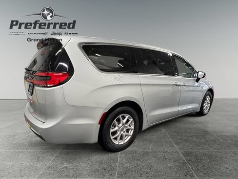Used 2024 Chrysler Pacifica Touring-L FWD image 21