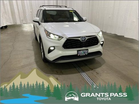 Used 2022 Toyota Highlander Platinum image 1