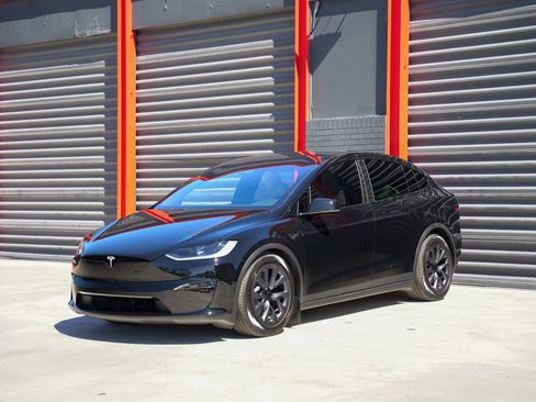 Used 2024 Tesla Model X image 1