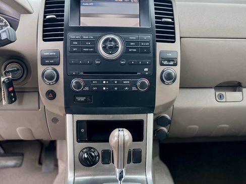 Used 2010 Nissan Pathfinder SE image 17