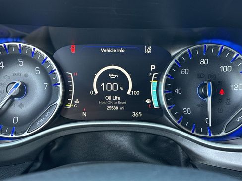 Used 2024 Chrysler Pacifica Touring-L image 23