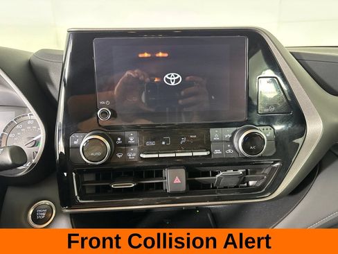 Used 2024 Toyota Highlander XLE AWD/4WD image 19