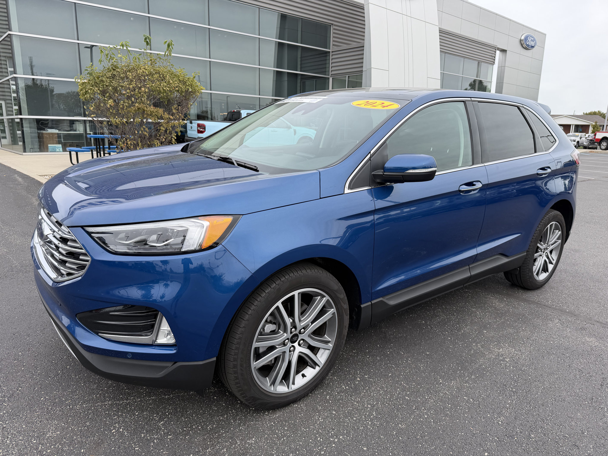 Used 2024 Ford Edge Titanium w/ Equipment Group 301A AWD/4WD image 2