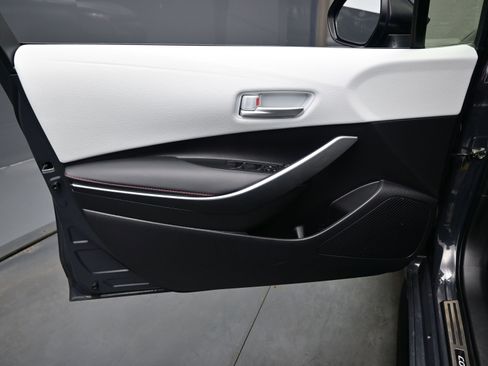 Used 2025 Toyota Corolla SE w/ SE Premium Package image 9