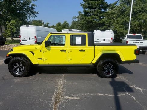 Used 2023 Jeep Gladiator Sport AWD/4WD image 7