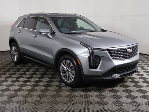 Used 2024 Cadillac XT4 Premium Luxury image 2