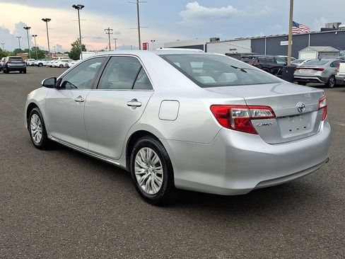 Used 2014 Toyota Camry LE image 4