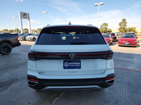 New 2026 Volkswagen Taos SE image 6