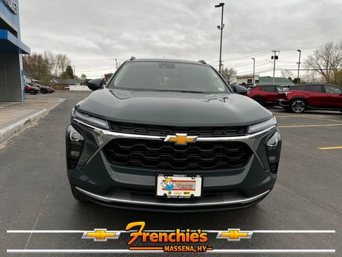 Used 2025 Chevrolet Trax LT w/ LT Convenience Package FWD image 2