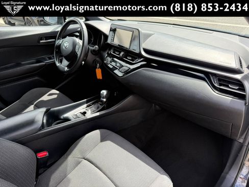 Used 2018 Toyota C-HR XLE FWD image 28