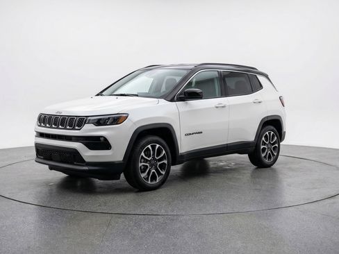 Used 2025 Jeep Compass Trailhawk AWD/4WD image 3