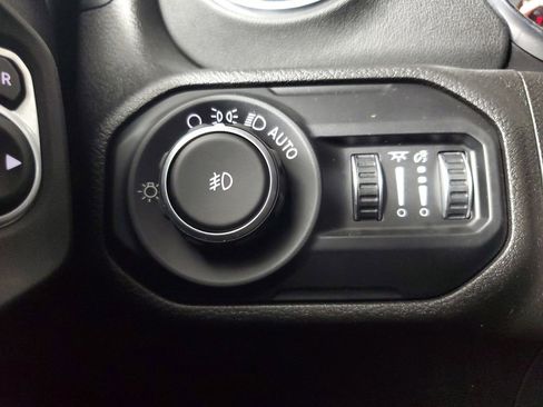Used 2020 Jeep Wrangler Unlimited Sahara AWD/4WD image 32