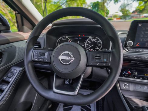 Used 2022 Nissan Rogue SV FWD image 13