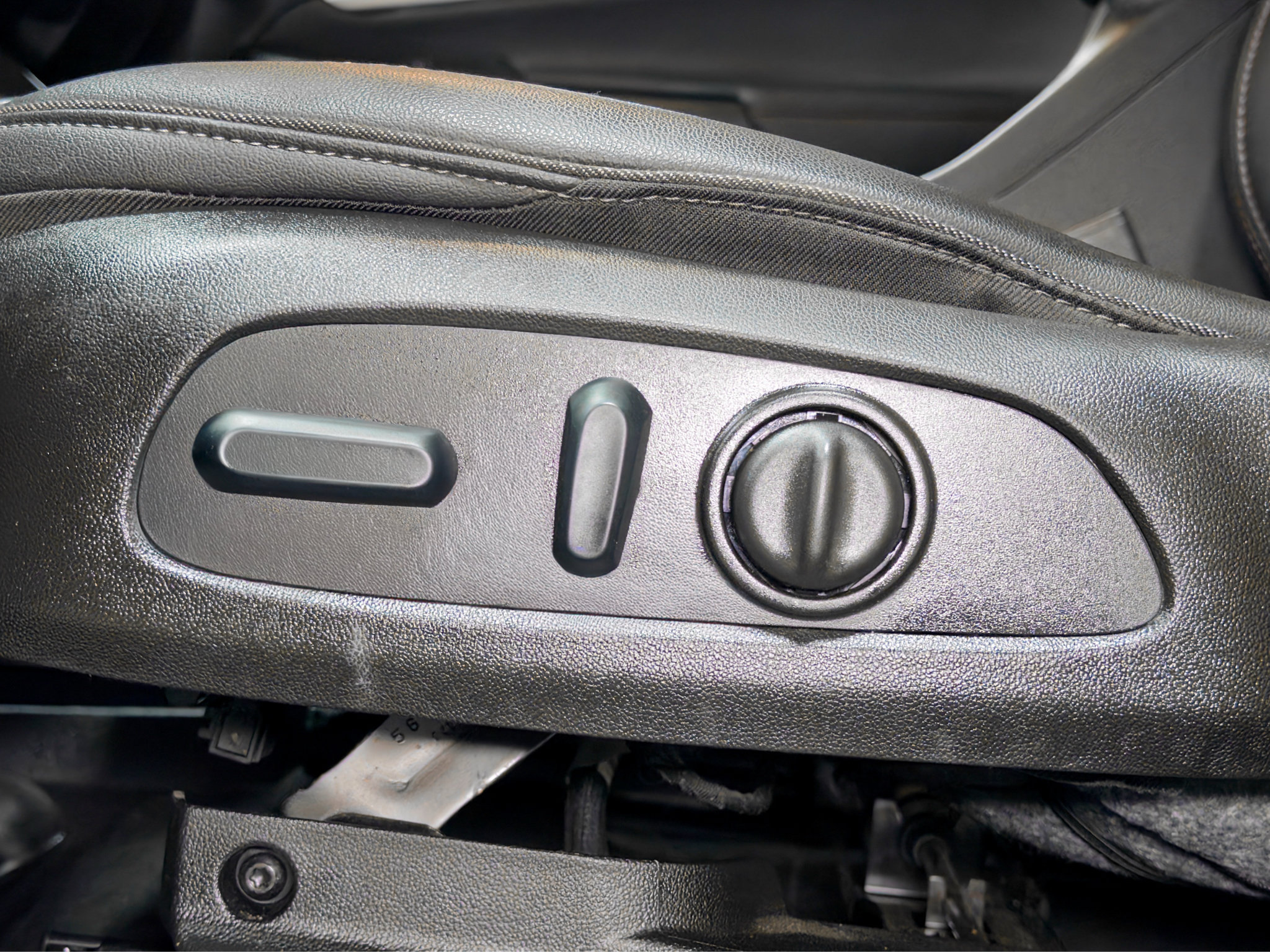 Used 2023 Chevrolet Bolt EUV Premier w/ Sun & Sound Package FWD image 6